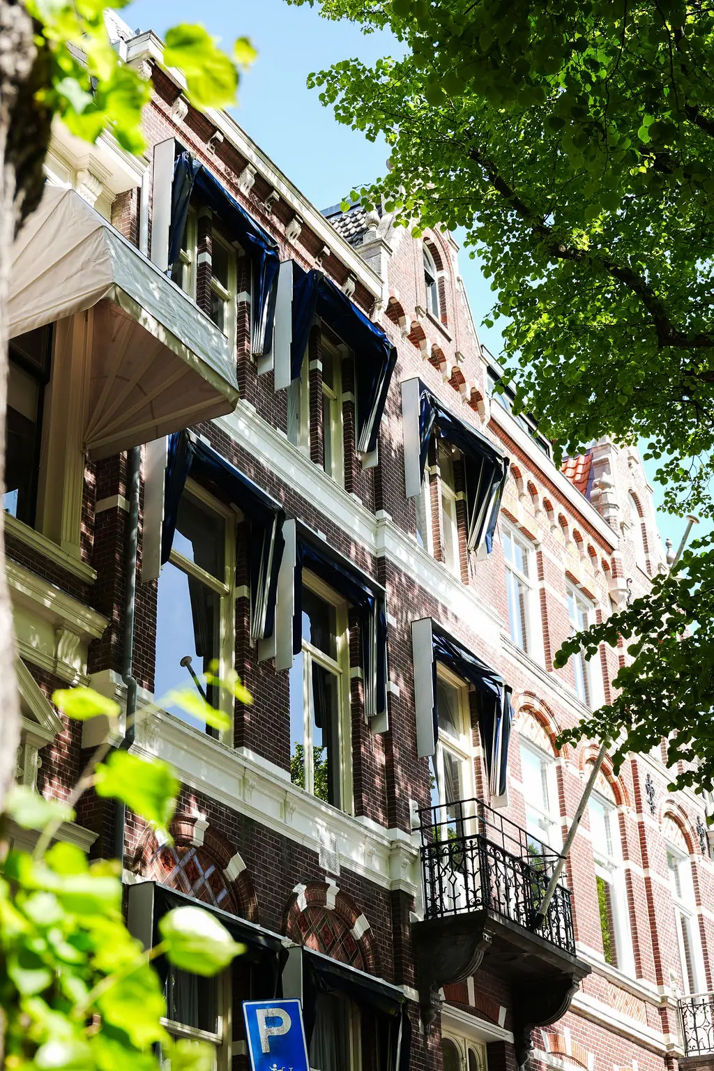 Detail van de historische gevel met balkons