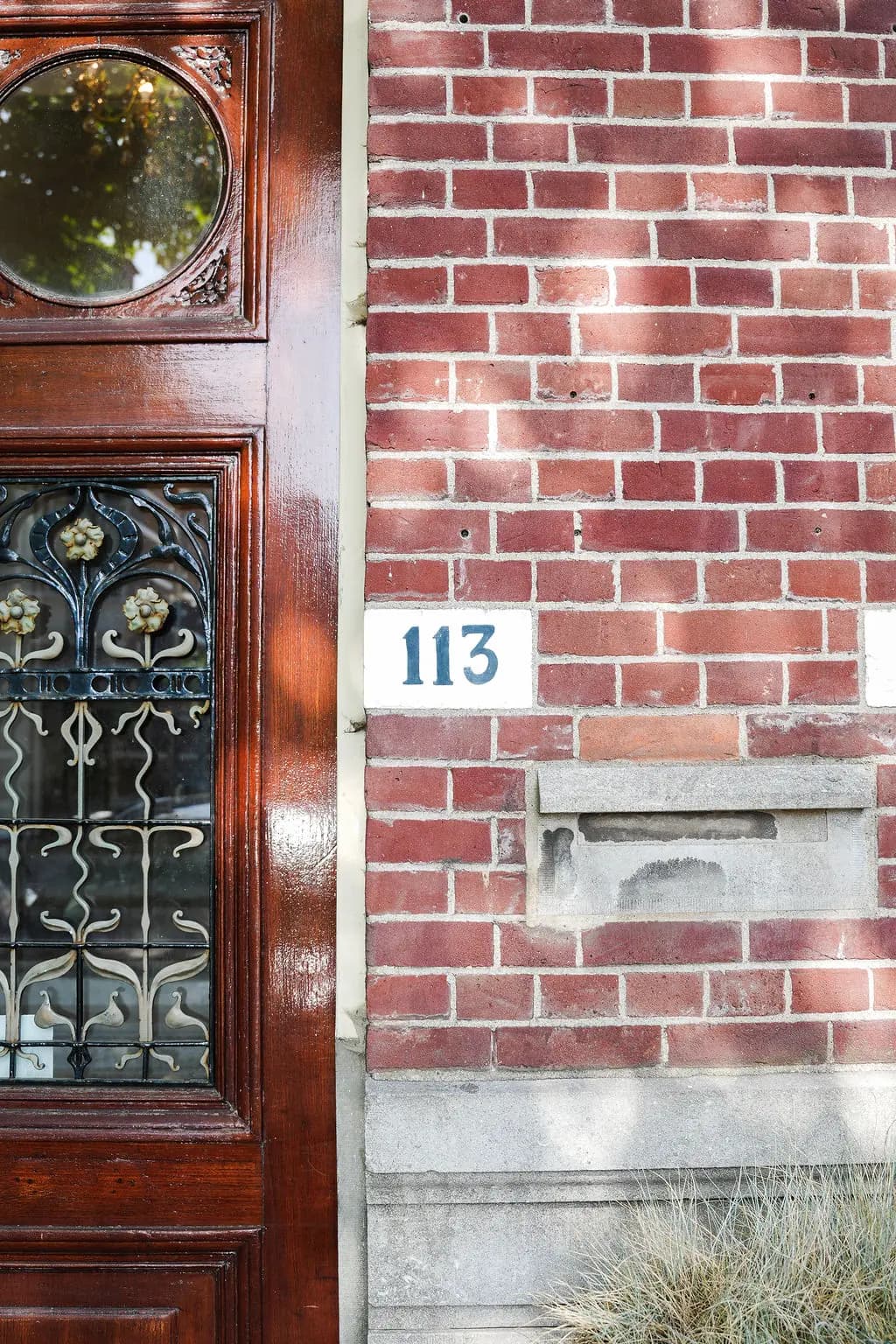 Voordeur met huisnummer 113